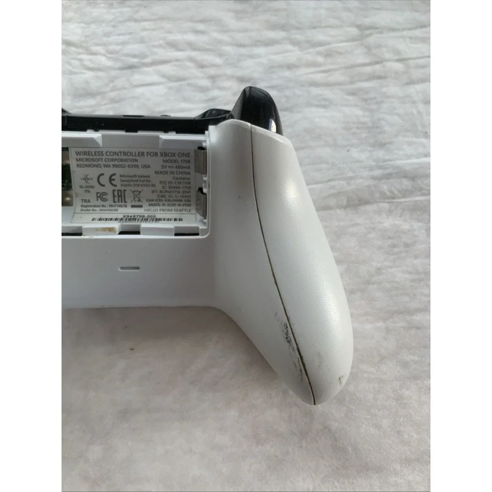 Microsoft Xbox One Wireless Controller Model 1708 White OEM Btty Cover Missing